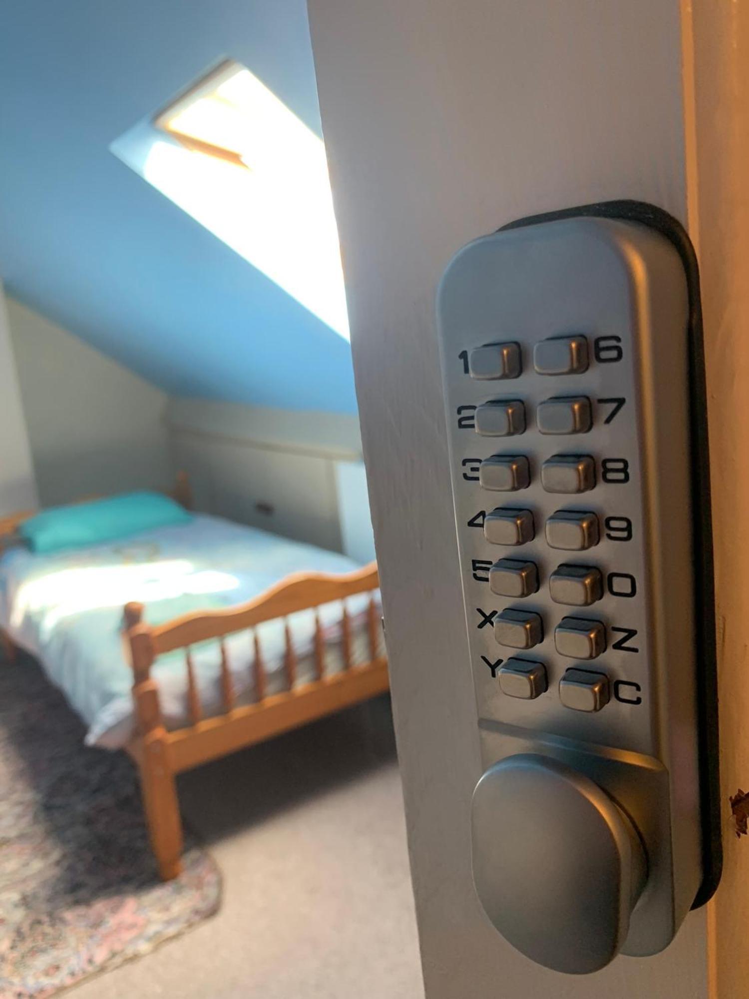 Room Only Guest Accommodation, Guest House Self Catering Bangor  Exterior foto